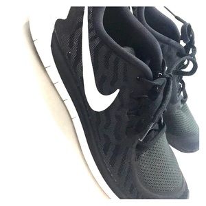 BRAND NEW Kids Size 7Y Black Nikes 👌🏻